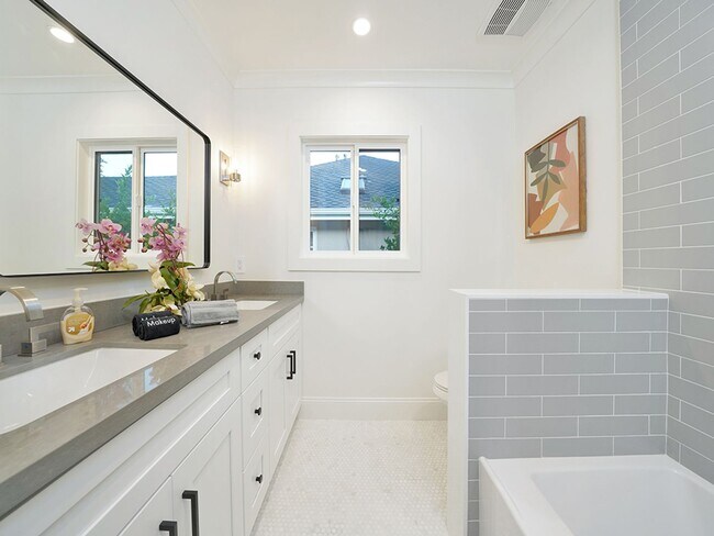 Building Photo - Luxe 5+4.5 w/detached studio, downstairs e...