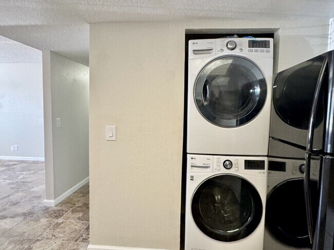 Building Photo - 2BR condo convenient location