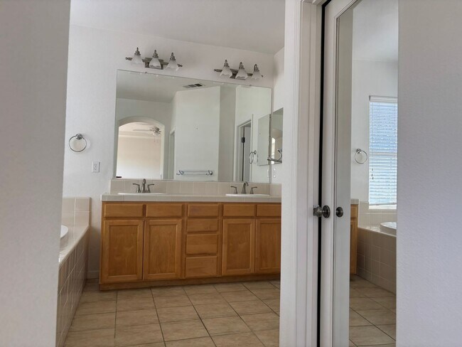 Building Photo - Spacious 4 bed/3 bath home in San Ramon
