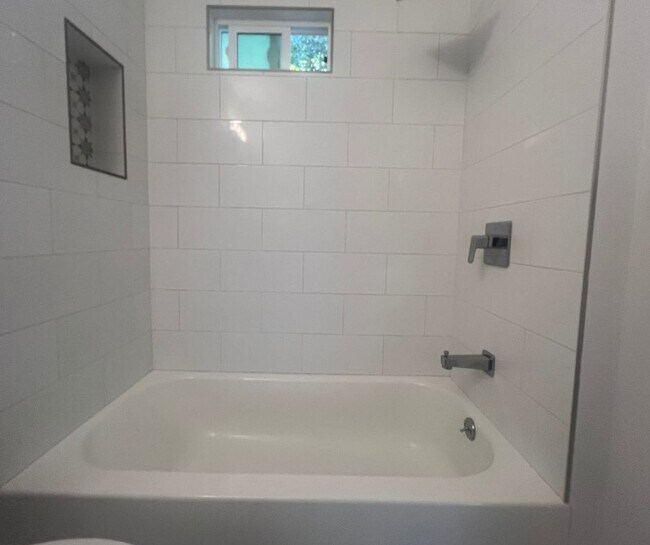 Building Photo - 1028 17th St