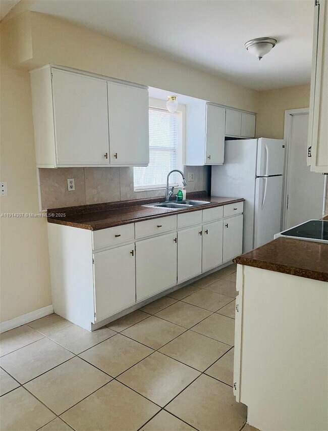 Building Photo - 807 Mountbatten Ln