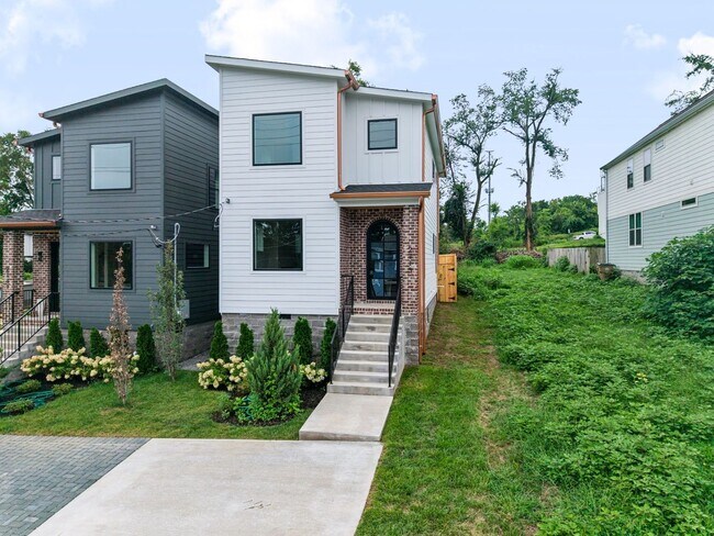 Building Photo - Modern Living & Downtown Skyline Views!