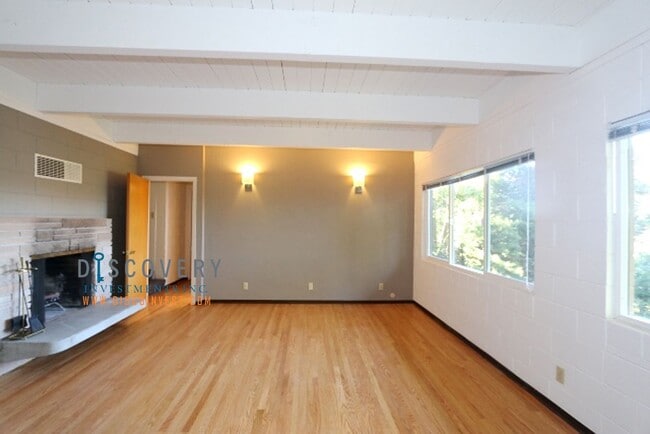 Building Photo - Mid-Century 3 Bedroom Home in Montclair