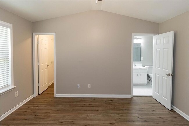 Building Photo - 745 Crestwell Cir