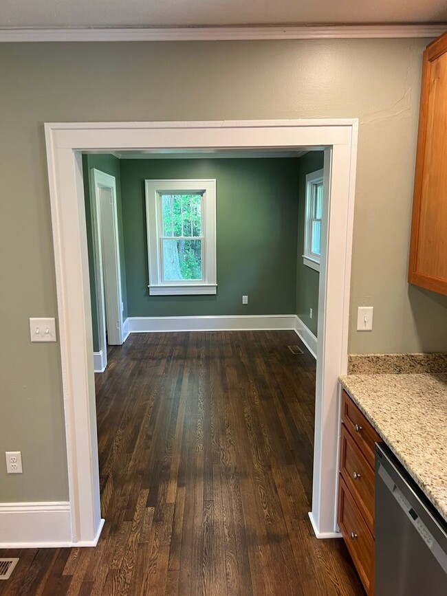 Building Photo - "Character Revived" Etowah Home and Guest House