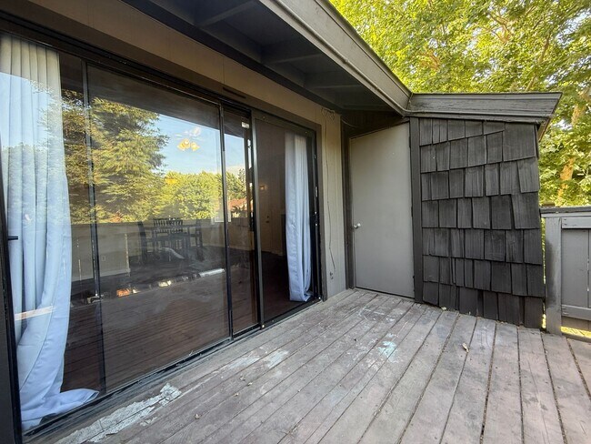 Building Photo - 1190 S Winery Ave