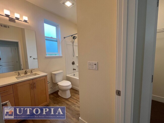 Building Photo - Spacious and Modern 3-bedroom, 3.5 bathroo...