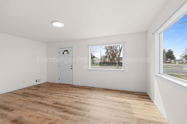 Building Photo - 6950 N Crestline St