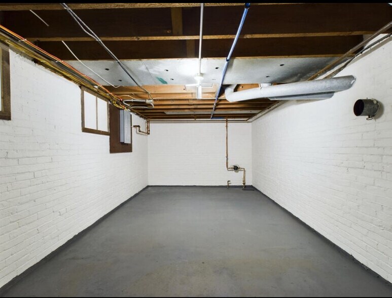 Building Photo - 2018 Monroe St