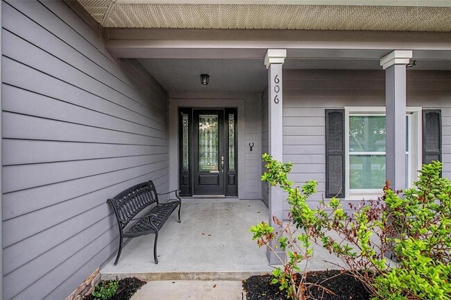 Building Photo - 606 Royal Crest Dr