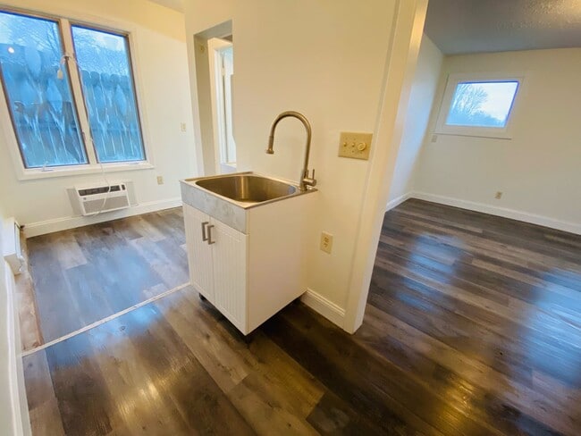 Building Photo - New Remodeled Downtown Home w/ detached carriage house, fenced back yard,