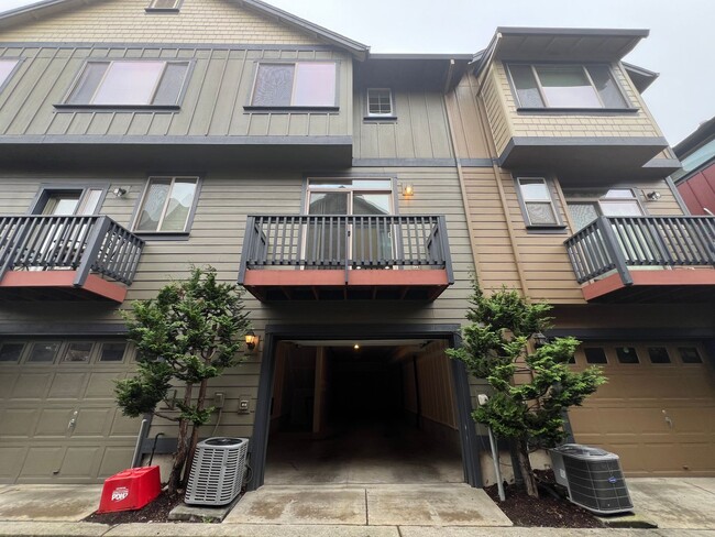 Building Photo - 2 Bed Townhouse with Two Master suites- Ne...