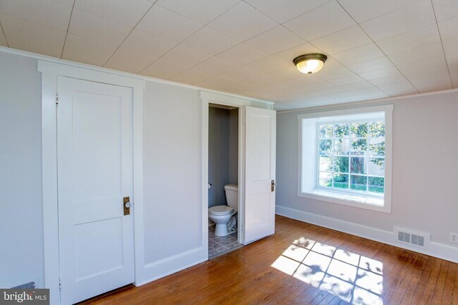 Building Photo - 766 Sergeantsville Rd