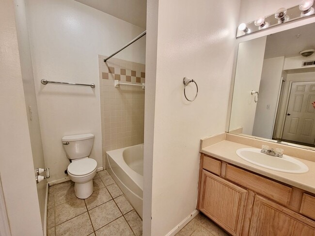 Building Photo - Two bedroom condo with garage - James Island