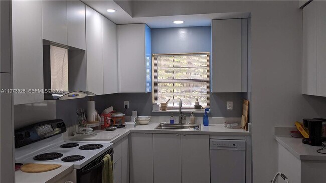 Building Photo - 15509 N Miami Lakeway