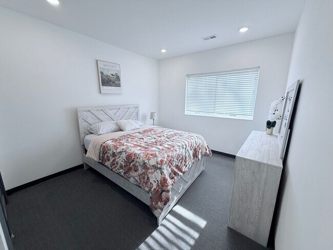 Building Photo - 385 S Clinton Ave