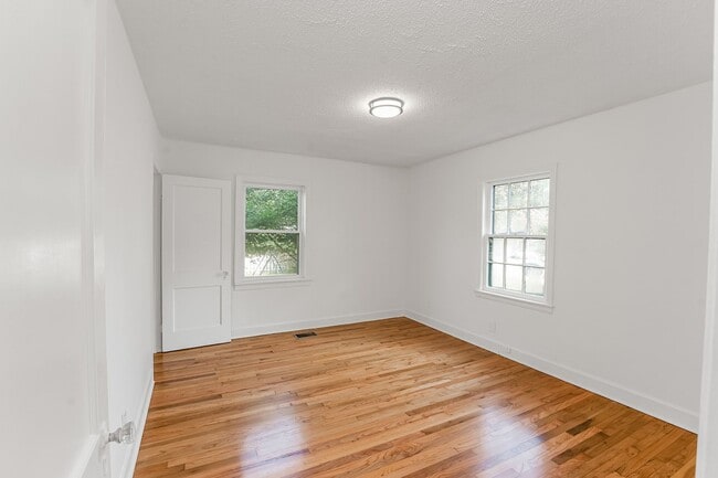 Building Photo - 806 S Moore Rd