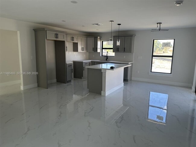 Building Photo - 712 Euston Ave S