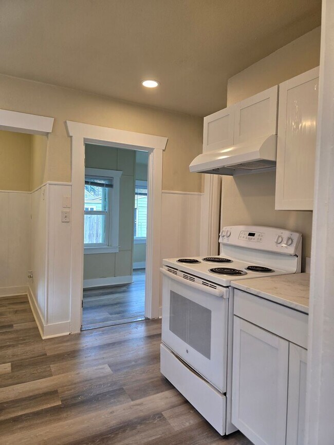 Building Photo - 2 Bedroom Duplex with Basement & 2-Car Garage