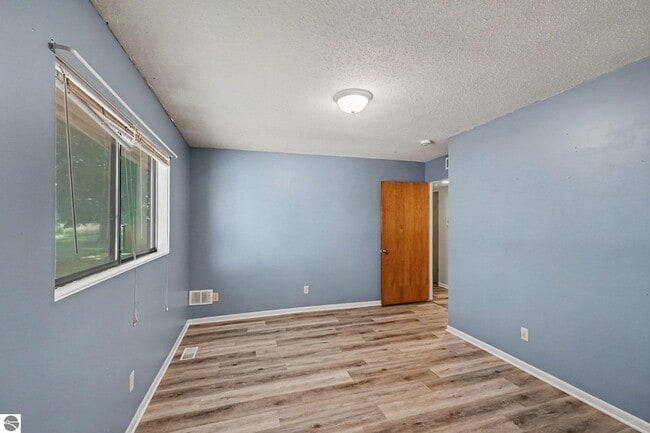 Building Photo - 983 Meadowbrook Dr