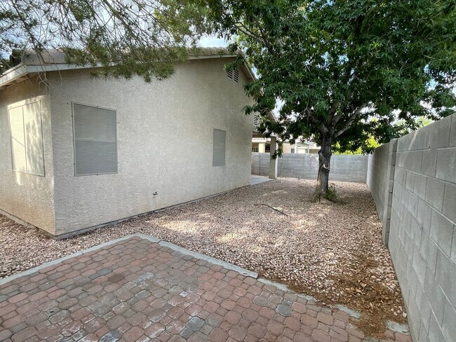 Building Photo - Single story 4br, 2bth, 2cg