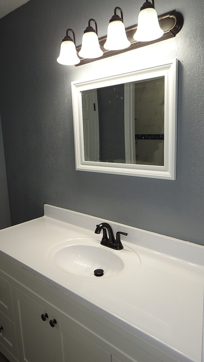 Building Photo - Blue Springs - 2 bed - 1.5 bath Townhome