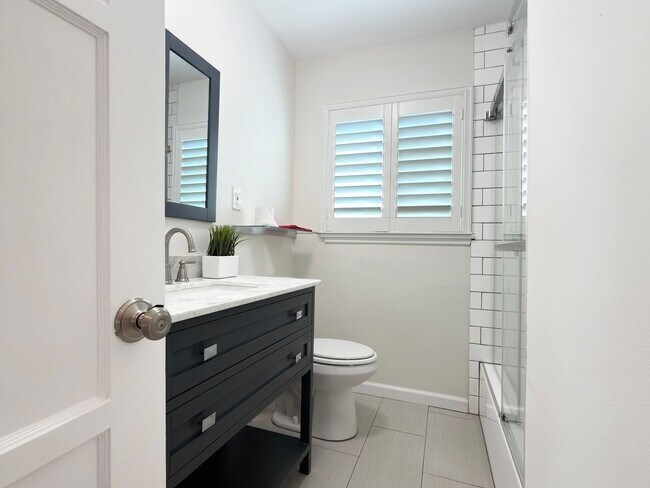 Building Photo - **2025 Euclid Ave Long Beach** Beautiful 3 bedroom 2 bath !!2 weeks free OAC!!