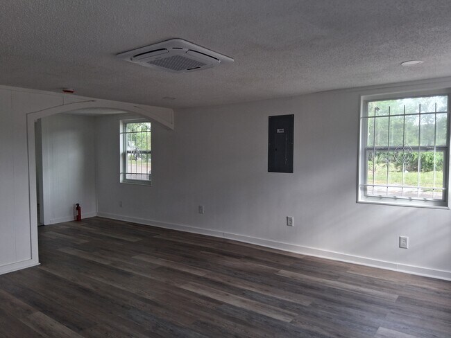 Building Photo - 2904 Moncrief Rd