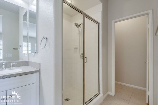 Building Photo - Bright & Spacious 2Bdm 2Ba Townhome in Eas...