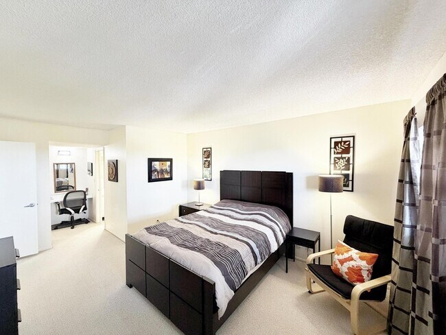 Building Photo - 2681 S Course Dr