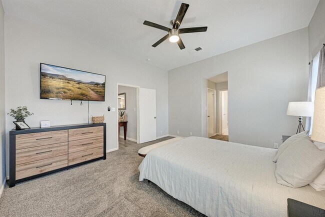 Building Photo - 2022 Balsam Way