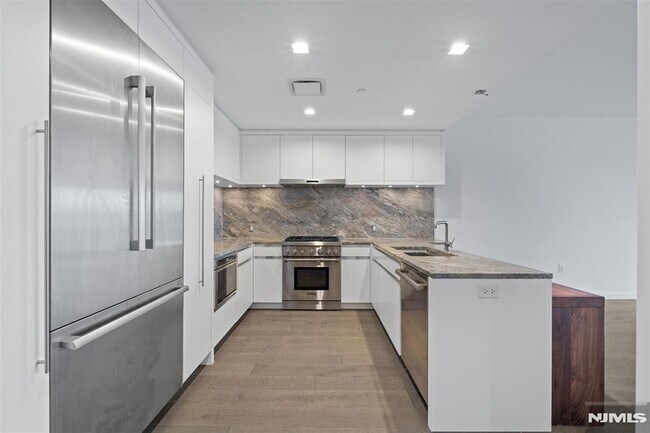 Building Photo - 320 Adolphus Ave