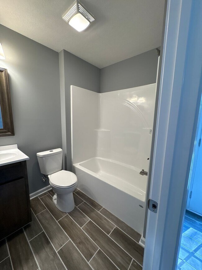 Building Photo - 411-411 W Waggoner St