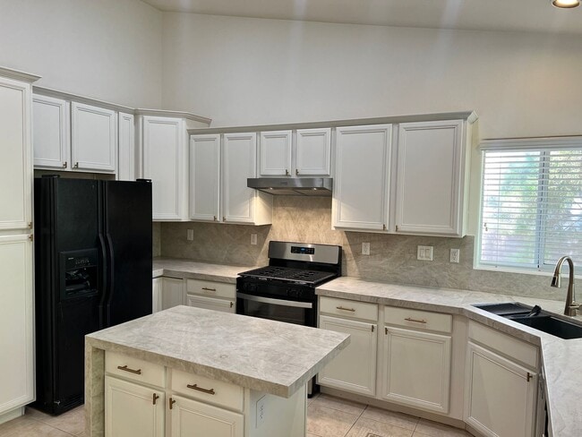 Building Photo - Electric and Solar included in rent