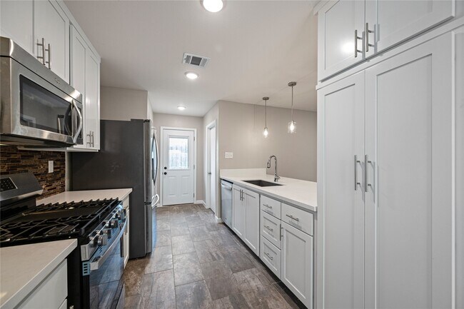 Building Photo - 12050 Sela Ln