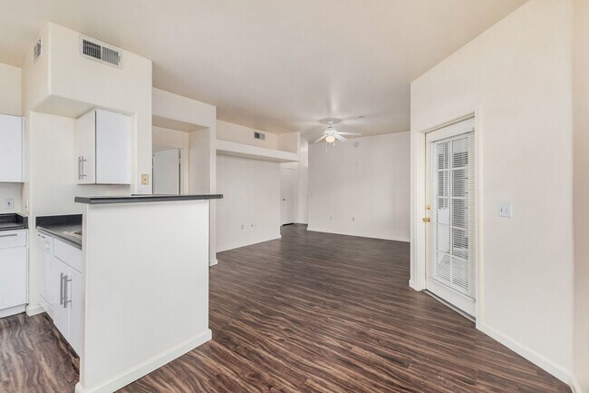 Building Photo - 2 Bedroom, 2 Bath In Central Phoenix