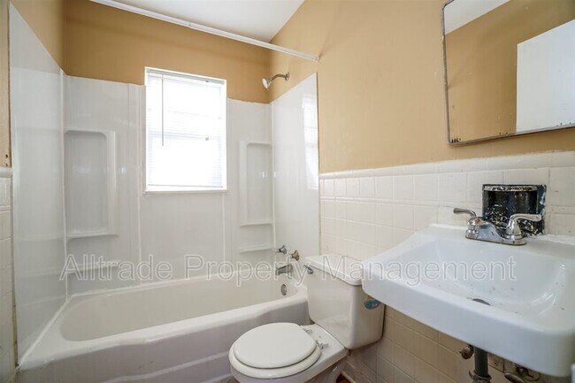 Building Photo - 1443 Nightingale Rd