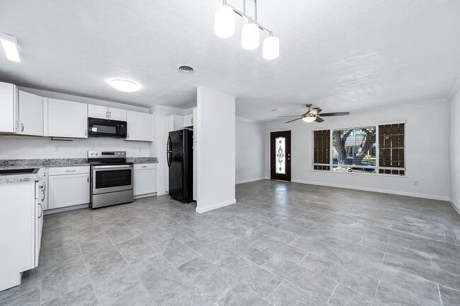 Building Photo - 206 Crestview Dr