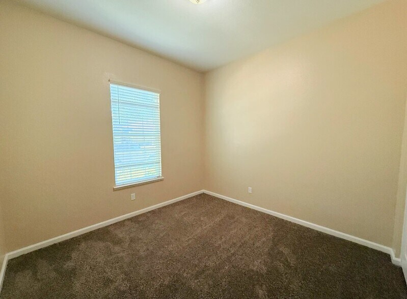 Building Photo - 405 Hearst Dr