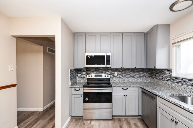 Building Photo - Lovely 3 Bedroom 2 Bathroom Home