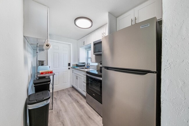 Building Photo - 717 SW 2nd Ct