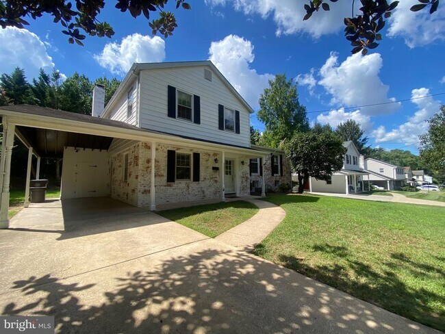 Building Photo - 615 Smallwood Rd