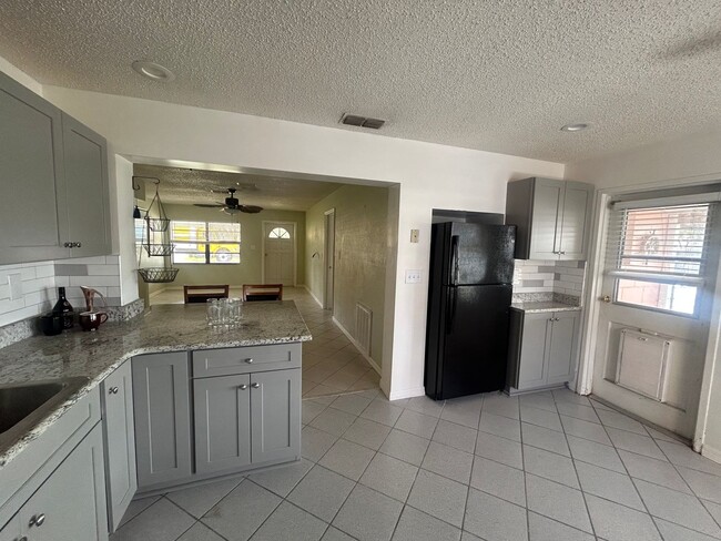 Building Photo - DIRECT GULF ACCESS 2/2 FOR RENT