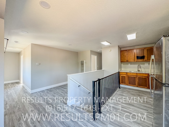 Building Photo - Freshly updated 2 bedroom duplex w garage