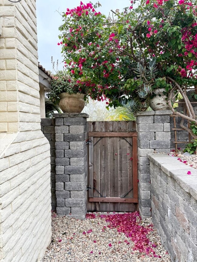Building Photo - Beautiful Dog-Friendly Home in Oceanside