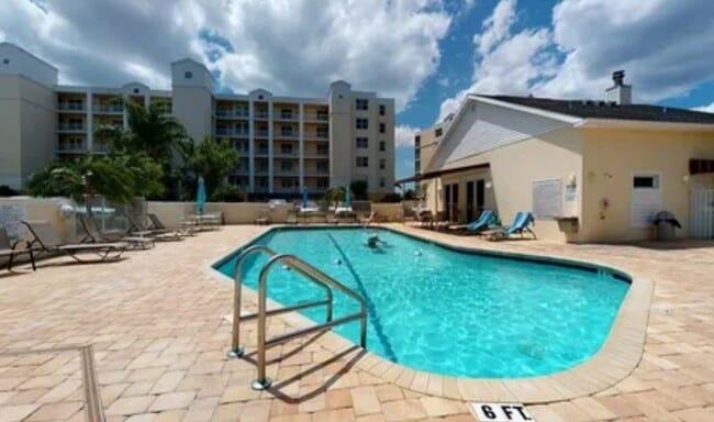 Building Photo - 1200 Country Club Dr