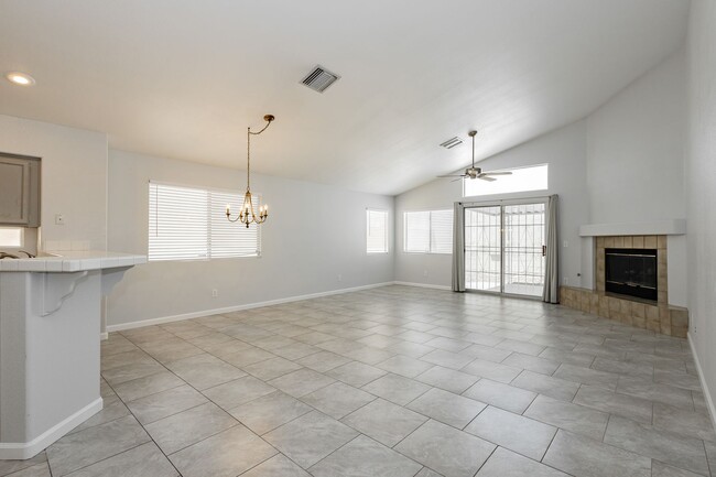 Building Photo - Peccole Ranch 3 Bed 2 Bath Gated Ascot Park Beauty