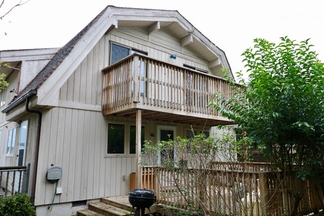 Building Photo - North End Beach Cottage 2 Bedroom 1 Bath