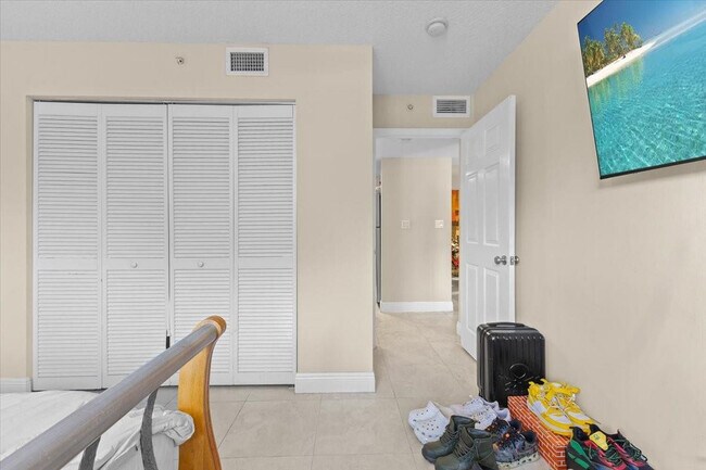 Building Photo - 609 E Sheridan St