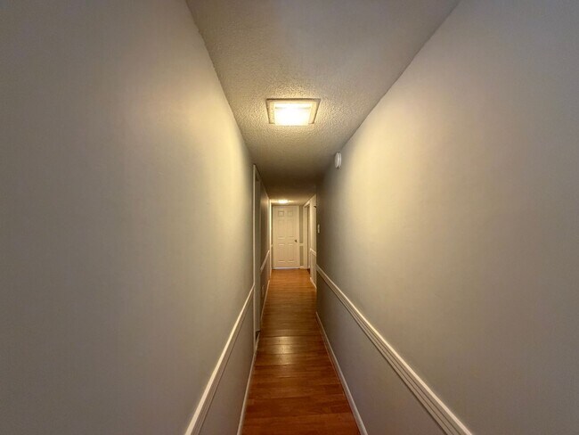 Building Photo - Spacious 3 Bedroom Townhome in Oak Park